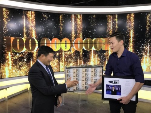 "Авьяаслаг Монголчууд" шоуны ялагч О.Энх-Эрдэнэд 100 сая төгрөгийг гардуулан өглөө