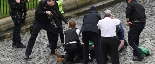 Их Британийн парламентын ордны гадна террорист халдлага боллоо