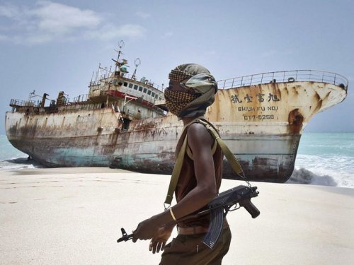 Сомалийн далайн дээрэмчид эргэж ирлээ