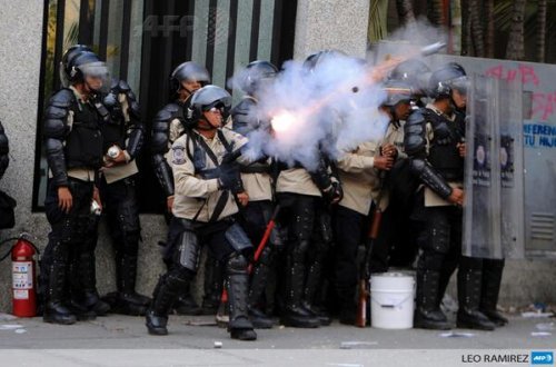 Венесуэльд олон нийтийн эсэргүүцэл намжаагүй байна