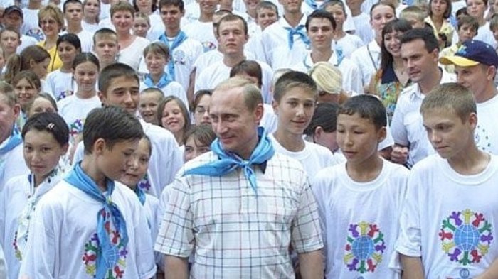 В.Путин “Артек” зусланд зочилж, захирлыг нь зад загнажээ