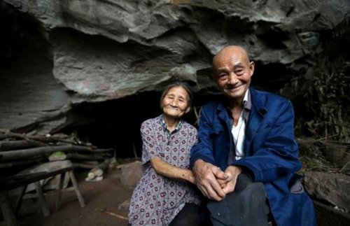 50 жил агуйд нууцаар амьдарч байсан Хятад эмгэн өвгөн хоёрыг олжээ. Агуйдаа яаж амьдарч байсныг хараад та лав итгэхгүйдээ...