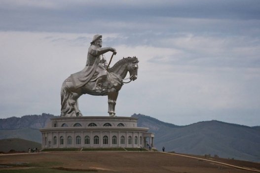 Нураах ёстой зургаан байгууламжийн нэгд Чингис хааны морьт хөшөө багтжээ