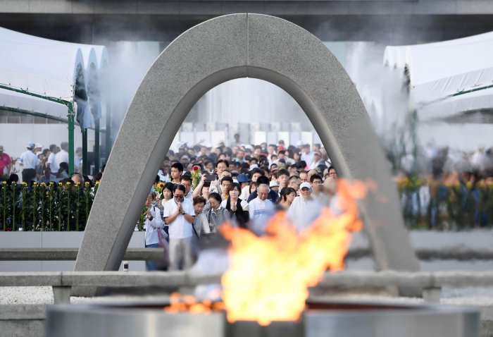 Японы Хирошимад атомын бөмбөгдөлтөд хохирогчдын дурсгалыг хүндэтгэлээ