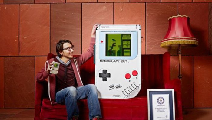 Компьютер тоглоомын фанат залуу дэлхийн хамгийн том Game Boy-г хийжээ