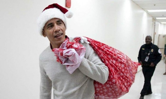 Обама хүүхдийн эмнэлгүүдээр зочилж, бэлэг тараав