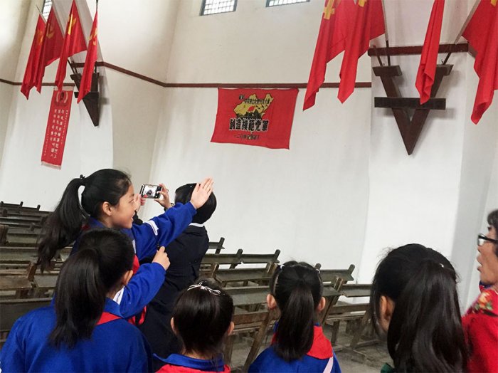 Түүхийг түгээгчид буюу хувьсгалын музейн бяцхан тайлбарлагчид