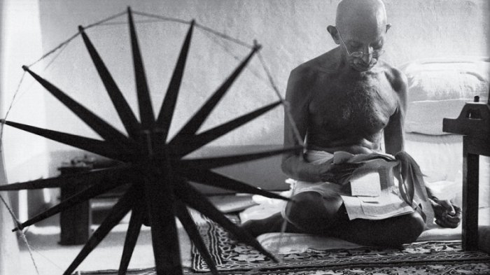 Түүхэн гэрэл зураг: М.Ганди ба ээрүүл
