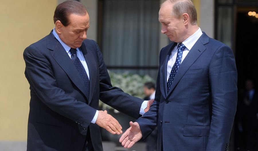 В.Путин Ромын нисэх онгоцны буудалд Сильвио Берлусконитой уулзжээ
