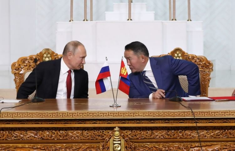 Орос, Монголын харилцаа үргэлжид яагаад шаварт суучихсан Уаз-469 шиг уухилж аахилахаас хэтэрдэггүй вэ?