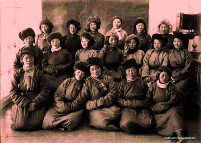 1924 он: Монголын Эмэгтэйчүүдийн Холбоо байгуулагдсан түүх