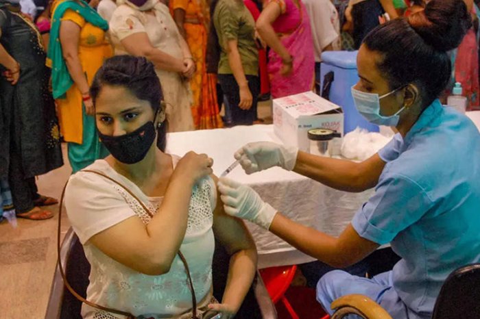 Энэтхэг: 103 сая хүн коронавирусын эсрэг вакцины хоёр дахь тунг хугацаандаа ирж хийлгээгүй байна