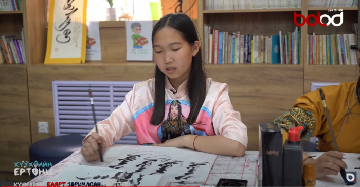 Хүүхдийн ертөнц: Монгол бичгээ өвлөн суралцаж буй уран бичээч охин