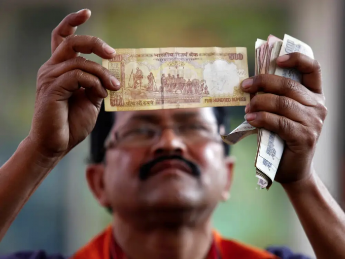 Энэтхэг валютын уналт, инфляцын өсөлтөд “дарлуулав”