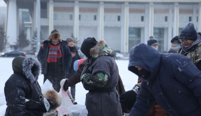 Жагсагчид хасах 30 хэмийн хүйтэнд төв талбай дээр хоносоор байна