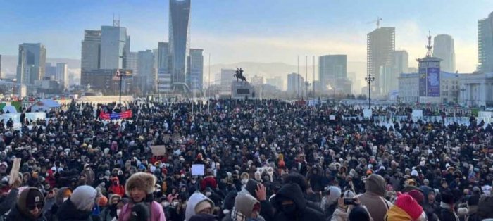 Жагсаалын үеэр төрийн ордон руу нэвтэрч, эд хөрөнгөд халдсан хэргээр саатуулсан 7 иргэнийг суллажээ