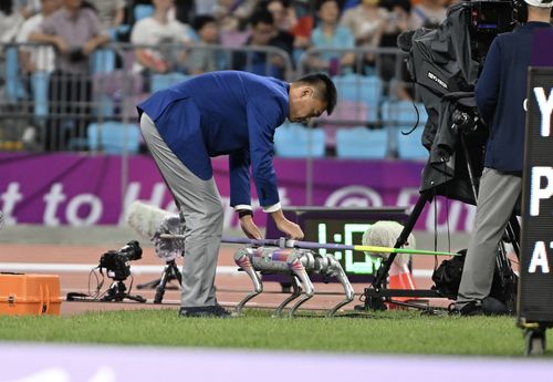 Хятад дэлхийд Азийн наадмын талбайд анх удаа “Робот ажилтан” ажиллуулав