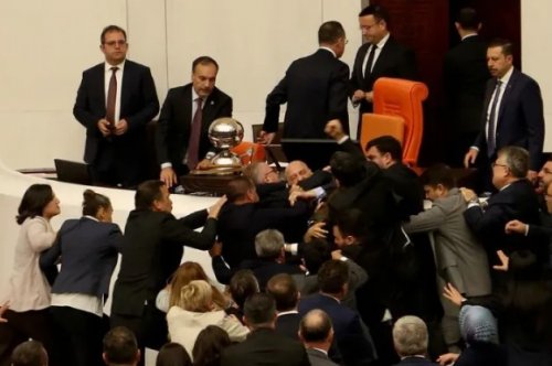 Туркийн парламентын гишүүд зодолдов