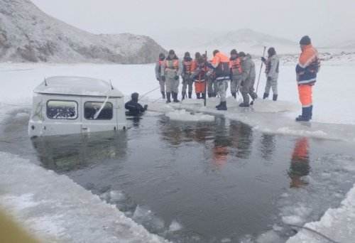 Голын мөс рүү цөмөрч орсон автомашиныг татан гаргажээ