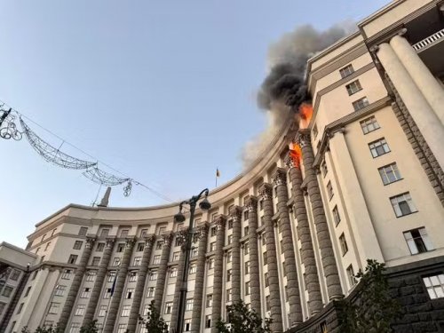 ОХУ Украинд урьд өмнө нь байгаагүй том цохилт өгч, засгийн газрын барилгад гал гарчээ