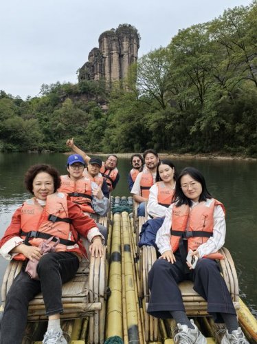 Хоёр орны уран зураачид Ү И Шань хотноо