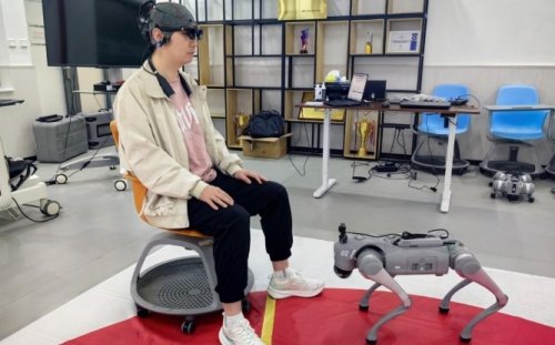 Бодлоор удирддаг робот-нохой зохион бүтээжээ