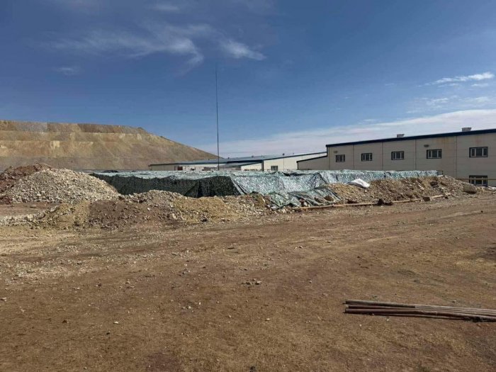 “Зэс эрдэнийн хувь” ХХК-ийн захирал Б.Мөнхбаатар 18 тэрбум төгрөгийн зэс газар ухаж нуусан нь баригдлаа