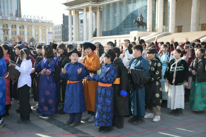 Сүхбаатарын талбайд 2235 сурагч “Тусгаар тогтнол” шүлгийг уншлаа