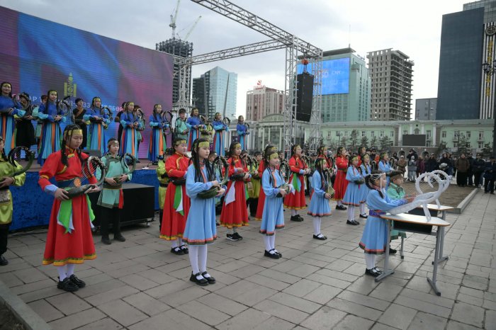 Сүхбаатарын талбайд 2235 сурагч “Тусгаар тогтнол” шүлгийг уншлаа