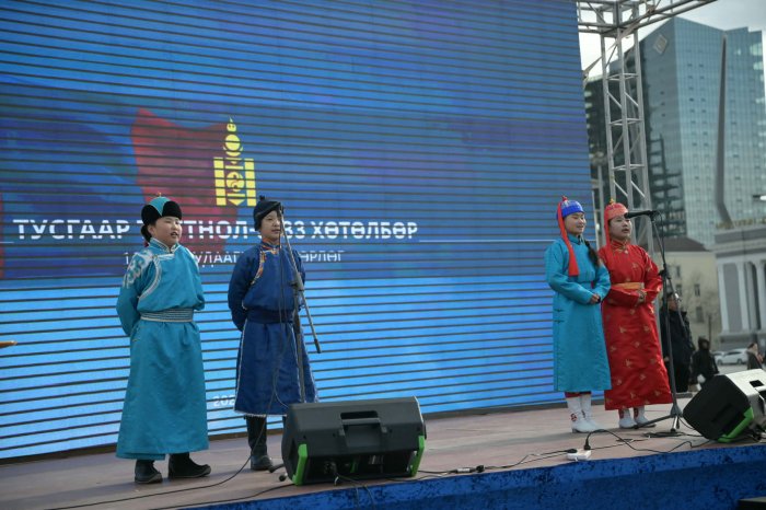 Сүхбаатарын талбайд 2235 сурагч “Тусгаар тогтнол” шүлгийг уншлаа