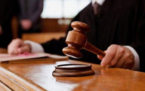 Эмнэлгийн эрхлэгчээр ажиллаж байхдаа хэвтэн эмчлүүлж байсан хүмүүсийн нийгмийн халамжийн тэтгэврийг виз карт ашиглан авч, хувийн хэрэгцээндээ зарцуулдаг байжээ