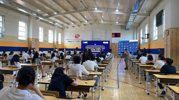 ЭЕШ: Монголын түүх, Англи хэлний хичээлээр эхэллээ