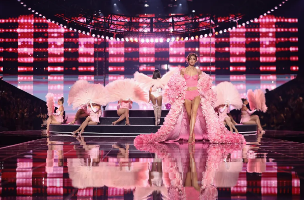 50 сая ам.долларын үнэт эдлэлээр чимэглэсэн Fantasy Bra Victoria’s Secret-ийн тайзнаа эргэн ирлээ